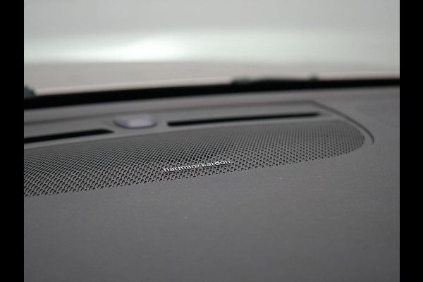 Volvo XC40 Ultimate Recharge Pure 69 kWh 231pk Dealer O.H. | Trekhaak Af Fabriek | Panodak | Adaptive Cruise | 360 Camera | Harman / Kardon | Sportstoelen Memory & Verwarmd | Warmtepomp | Keyless | Blis | Stuur Verwarmd | Google Assistent | DAB |