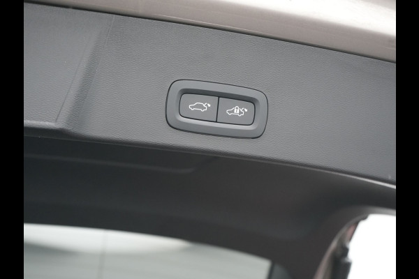 Volvo XC40 Ultimate Recharge Pure 69 kWh 231pk Dealer O.H. | Trekhaak Af Fabriek | Panodak | Adaptive Cruise | 360 Camera | Harman / Kardon | Sportstoelen Memory & Verwarmd | Warmtepomp | Keyless | Blis | Stuur Verwarmd | Google Assistent | DAB |