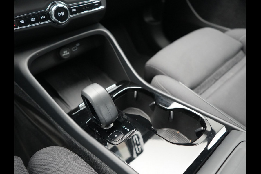 Volvo XC40 Ultimate Recharge Pure 69 kWh 231pk Dealer O.H. | Trekhaak Af Fabriek | Panodak | Adaptive Cruise | 360 Camera | Harman / Kardon | Sportstoelen Memory & Verwarmd | Warmtepomp | Keyless | Blis | Stuur Verwarmd | Google Assistent | DAB |