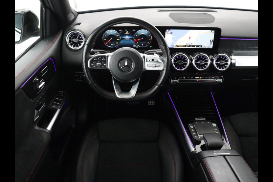 Mercedes-Benz GLB 200 Business Solution AMG 7p. | Panoramadak | Elec. Trekhaak | Half Leder | Memory | Sfeerverlichting | Stoelverwarming | Camera | Park assist |