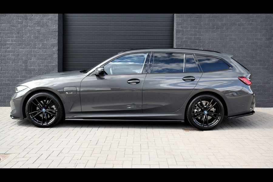BMW 3 Serie Touring 330e*M-Pakket*Dak*Trekhaak*142Dkm*Keyless*2023*Dravit Grau*INDIVIDUAL*