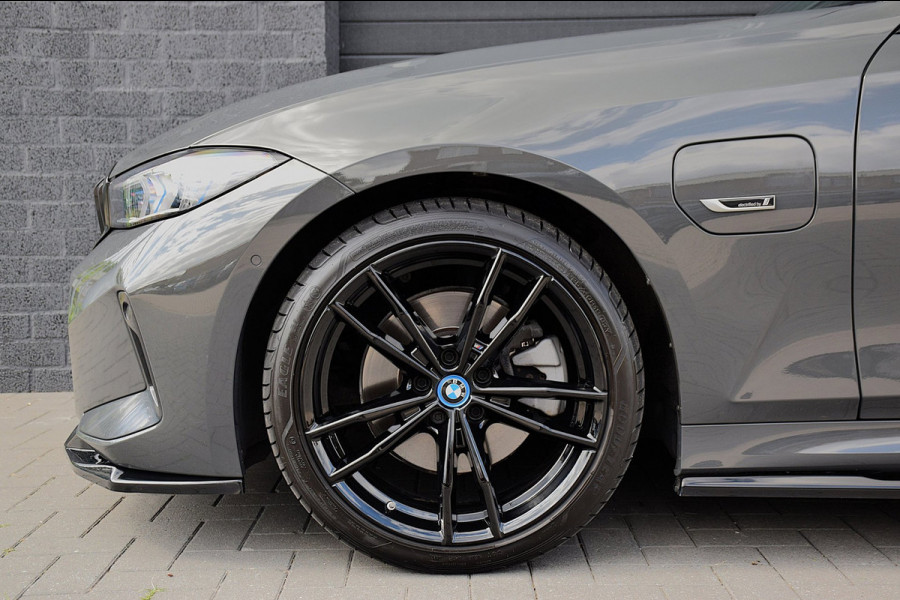 BMW 3 Serie Touring 330e*M-Pakket*Dak*Trekhaak*142Dkm*Keyless*2023*Dravit Grau*INDIVIDUAL*