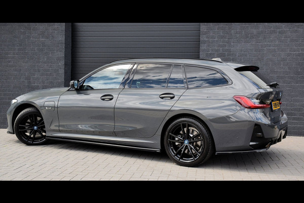 BMW 3 Serie Touring 330e*M-Pakket*Dak*Trekhaak*142Dkm*Keyless*2023*Dravit Grau*INDIVIDUAL*