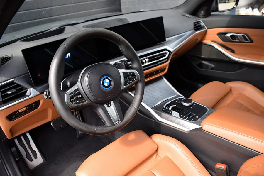 BMW 3 Serie Touring 330e*M-Pakket*Dak*Trekhaak*142Dkm*Keyless*2023*Dravit Grau*INDIVIDUAL*