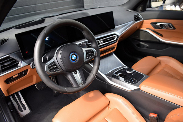 BMW 3 Serie Touring 330e*M-Pakket*Dak*Trekhaak*142Dkm*Keyless*2023*Dravit Grau*INDIVIDUAL*
