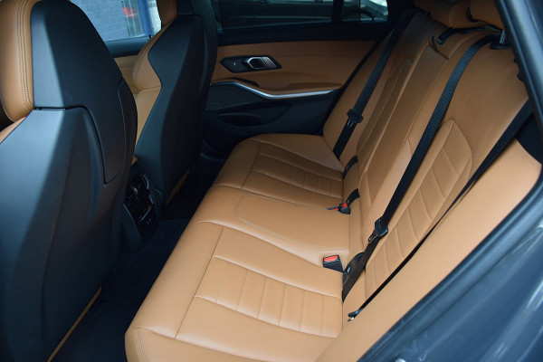 BMW 3 Serie Touring 330e*M-Pakket*Dak*Trekhaak*142Dkm*Keyless*2023*Dravit Grau*INDIVIDUAL*