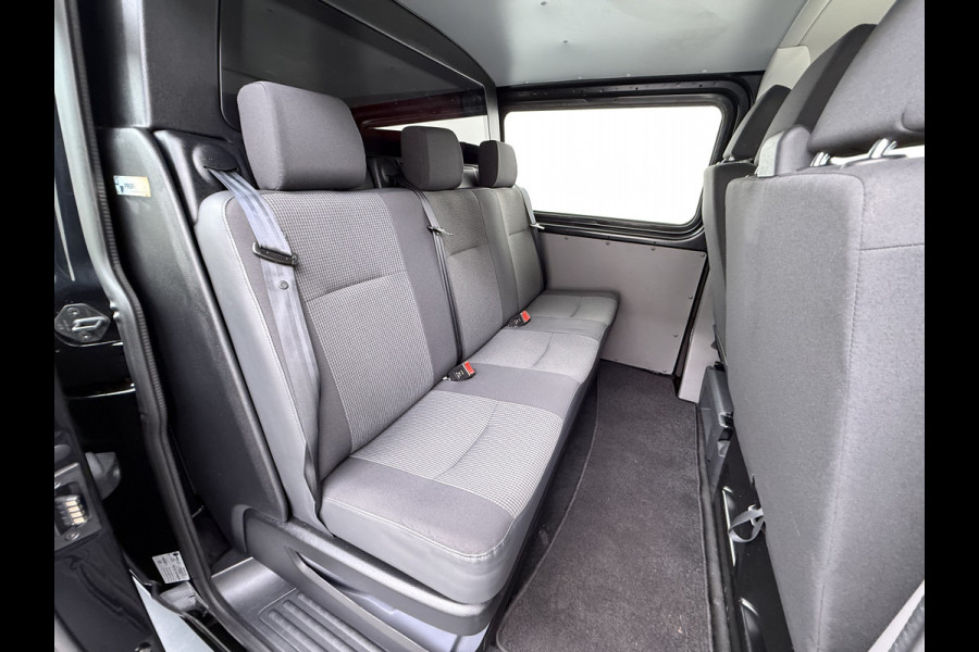 Volkswagen Transporter 2.0TDI Dubbele Cabine 6-Persoons L2H1 28 Navi* Apple Carplay Android Auto Airco Bluetooth Cruise Control Pdc Euro 6 Betonplex Vloer Wandbetimmering Achterdeuren 1e Eigenaar