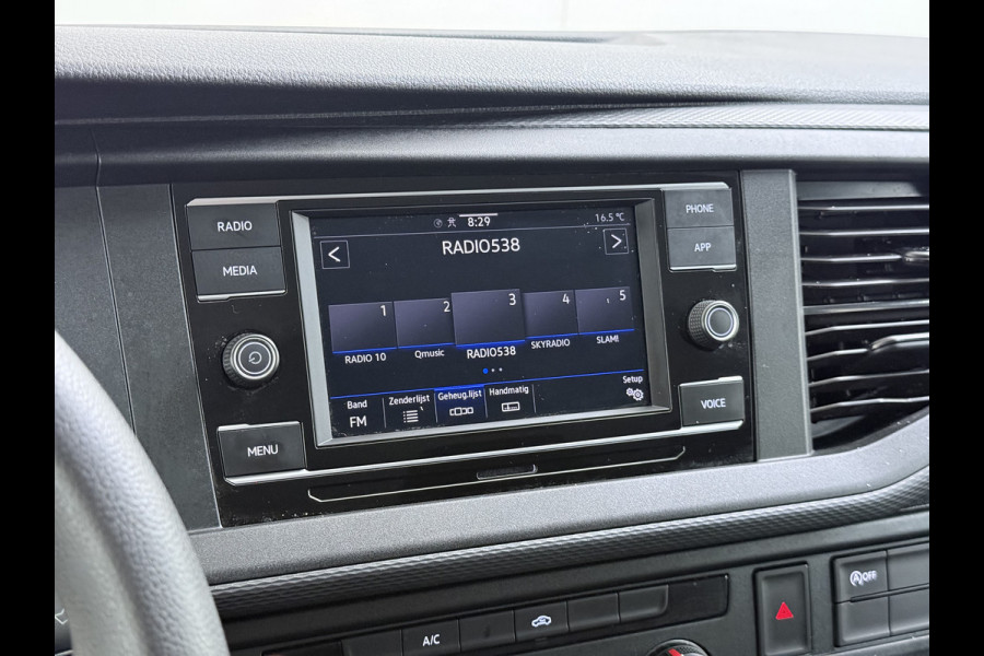Volkswagen Transporter 2.0TDI Dubbele Cabine 6-Persoons L2H1 28 Navi* Apple Carplay Android Auto Airco Bluetooth Cruise Control Pdc Euro 6 Betonplex Vloer Wandbetimmering Achterdeuren 1e Eigenaar