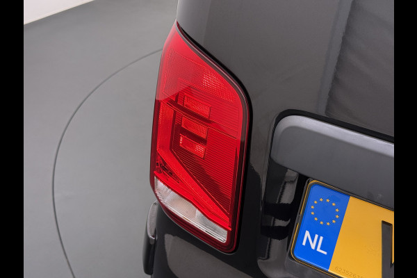 Volkswagen Transporter 2.0TDI Dubbele Cabine 6-Persoons L2H1 28 Navi* Apple Carplay Android Auto Airco Bluetooth Cruise Control Pdc Euro 6 Betonplex Vloer Wandbetimmering Achterdeuren 1e Eigenaar