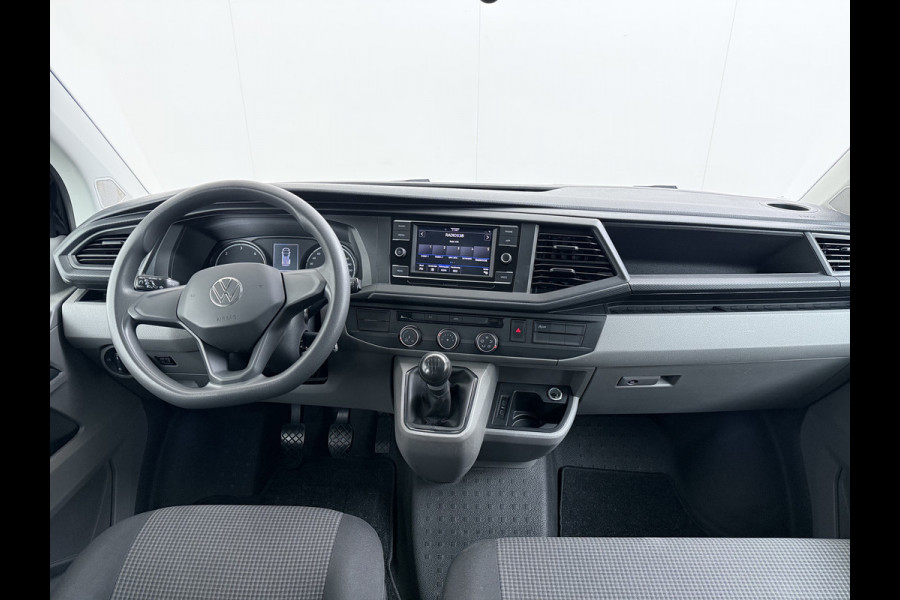 Volkswagen Transporter 2.0TDI Dubbele Cabine 6-Persoons L2H1 28 Navi* Apple Carplay Android Auto Airco Bluetooth Cruise Control Pdc Euro 6 Betonplex Vloer Wandbetimmering Achterdeuren 1e Eigenaar