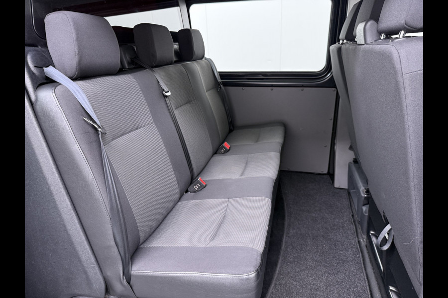 Volkswagen Transporter 2.0TDI Dubbele Cabine 6-Persoons L2H1 28 Navi* Apple Carplay Android Auto Airco Bluetooth Cruise Control Pdc Euro 6 Betonplex Vloer Wandbetimmering Achterdeuren 1e Eigenaar