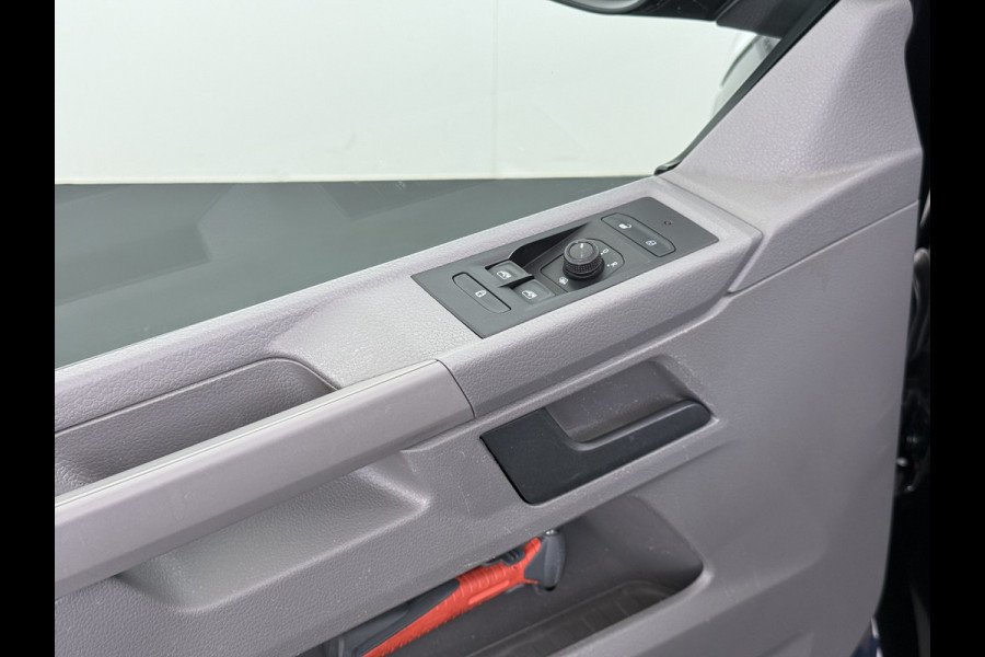 Volkswagen Transporter 2.0TDI Dubbele Cabine 6-Persoons L2H1 28 Navi* Apple Carplay Android Auto Airco Bluetooth Cruise Control Pdc Euro 6 Betonplex Vloer Wandbetimmering Achterdeuren 1e Eigenaar