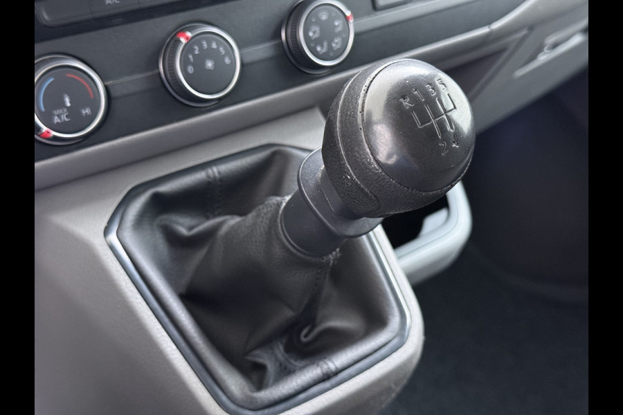 Volkswagen Transporter 2.0TDI Dubbele Cabine 6-Persoons L2H1 28 Navi* Apple Carplay Android Auto Airco Bluetooth Cruise Control Pdc Euro 6 Betonplex Vloer Wandbetimmering Achterdeuren 1e Eigenaar