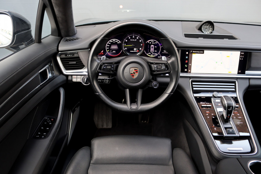 Porsche Panamera Sport Turismo 4.0 Turbo S E-Hybrid | 700pk | Luchtvering | Achterasbesturing | Burmester | Massage | HUD | Stoelventilatie | Panoramadak | Verwarmd Stuurwiel | ACC | Exclusive Design |