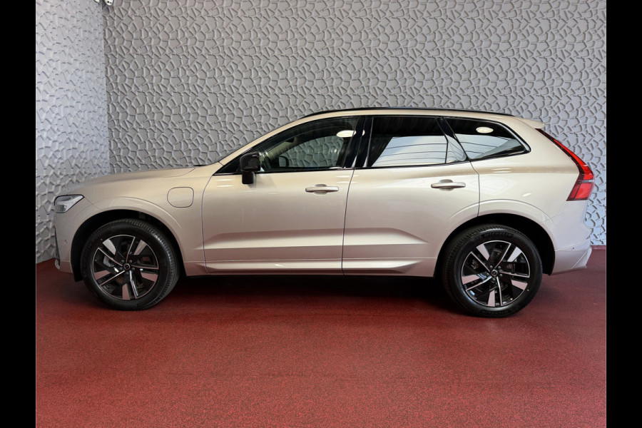 Volvo XC60 2.0 T8 455PK AWD ULTRA DARK NIEUWE AUTO ELEK.TREKHAAK HARMAN KARDON HEADUP 360.CAM STOEL/STUUR VERW LEER SCHUIFDAK