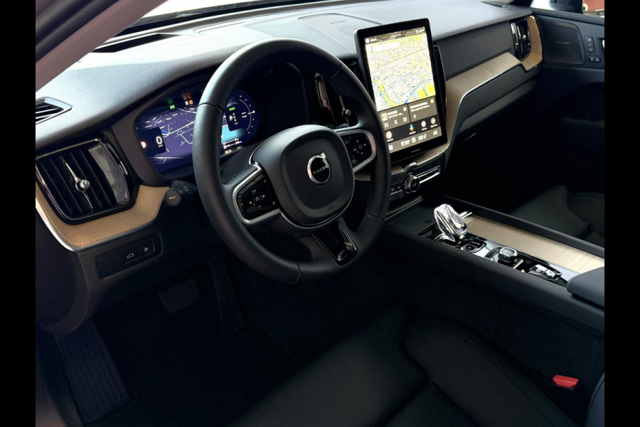 Volvo XC60 2.0 T8 455PK AWD ULTRA DARK NIEUWE AUTO ELEK.TREKHAAK HARMAN KARDON HEADUP 360.CAM STOEL/STUUR VERW LEER SCHUIFDAK