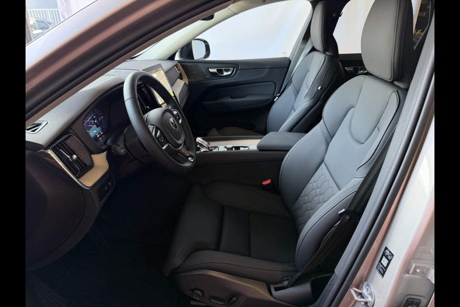 Volvo XC60 2.0 T8 455PK AWD ULTRA DARK NIEUWE AUTO ELEK.TREKHAAK HARMAN KARDON HEADUP 360.CAM STOEL/STUUR VERW LEER SCHUIFDAK