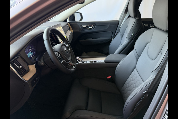 Volvo XC60 2.0 T8 455PK AWD ULTRA DARK NIEUWE AUTO ELEK.TREKHAAK HARMAN KARDON HEADUP 360.CAM STOEL/STUUR VERW LEER SCHUIFDAK