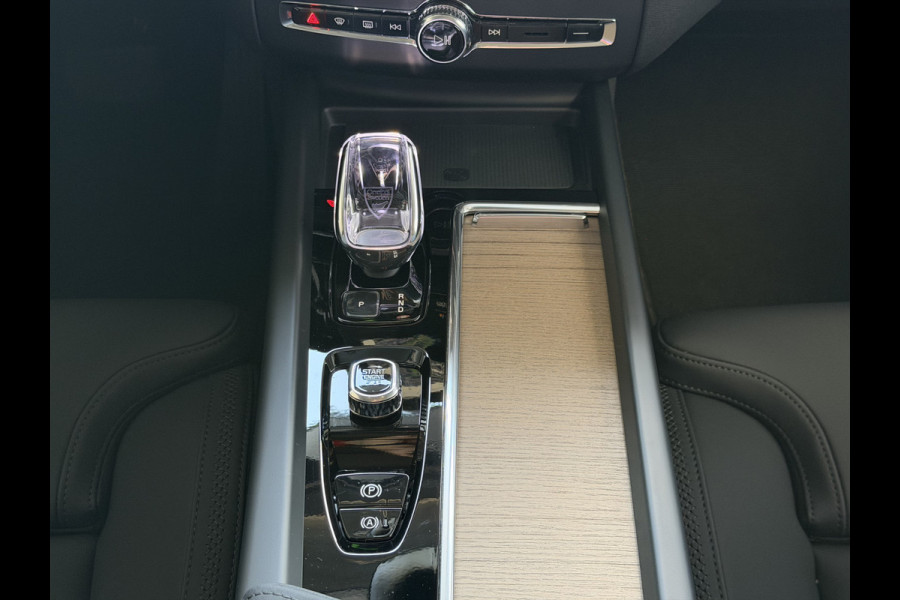 Volvo XC60 2.0 T8 455PK AWD ULTRA DARK NIEUWE AUTO ELEK.TREKHAAK HARMAN KARDON HEADUP 360.CAM STOEL/STUUR VERW LEER SCHUIFDAK