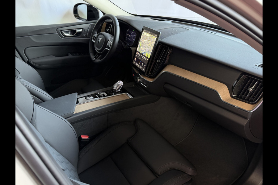 Volvo XC60 2.0 T8 455PK AWD ULTRA DARK NIEUWE AUTO ELEK.TREKHAAK HARMAN KARDON HEADUP 360.CAM STOEL/STUUR VERW LEER SCHUIFDAK