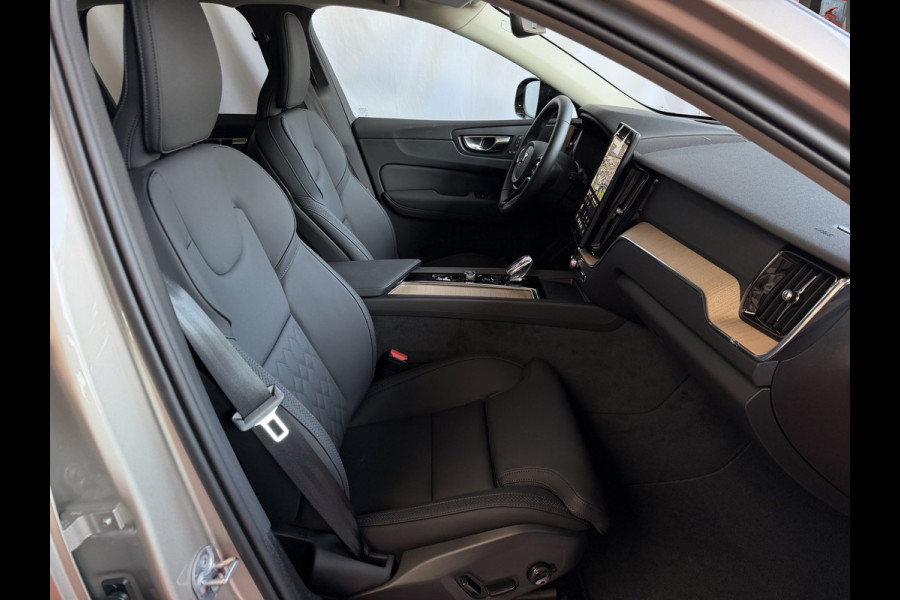 Volvo XC60 2.0 T8 455PK AWD ULTRA DARK NIEUWE AUTO ELEK.TREKHAAK HARMAN KARDON HEADUP 360.CAM STOEL/STUUR VERW LEER SCHUIFDAK