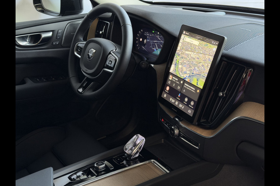 Volvo XC60 2.0 T8 455PK AWD ULTRA DARK NIEUWE AUTO ELEK.TREKHAAK HARMAN KARDON HEADUP 360.CAM STOEL/STUUR VERW LEER SCHUIFDAK