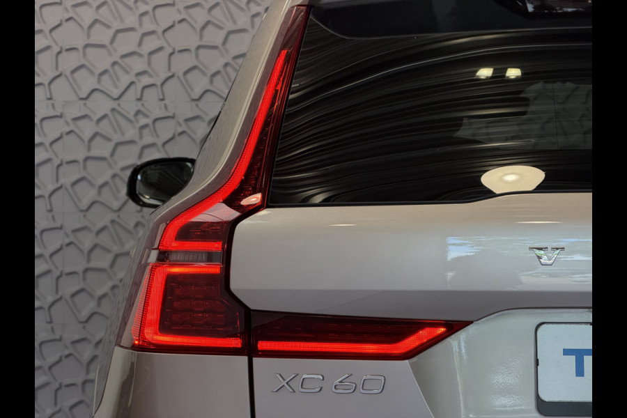 Volvo XC60 2.0 T8 455PK AWD ULTRA DARK NIEUWE AUTO ELEK.TREKHAAK HARMAN KARDON HEADUP 360.CAM STOEL/STUUR VERW LEER SCHUIFDAK