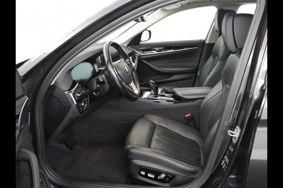 BMW 5 Serie Touring 520i High Executive | Panoramadak | Trekhaak | Head-Up | Stoelventilatie | Stoel & Stuurverwarming | Adaptive cruise | Navigatie | DAB+ | Carplay | Sfeerverlichting | Park assist | Climate control