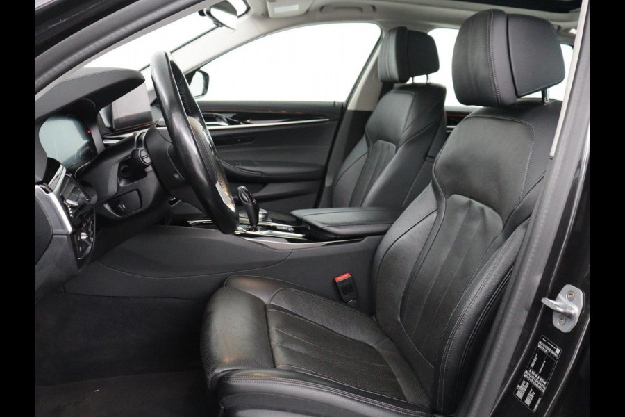 BMW 5 Serie Touring 520i High Executive | Panoramadak | Trekhaak | Head-Up | Stoelventilatie | Stoel & Stuurverwarming | Adaptive cruise | Navigatie | DAB+ | Carplay | Sfeerverlichting | Park assist | Climate control
