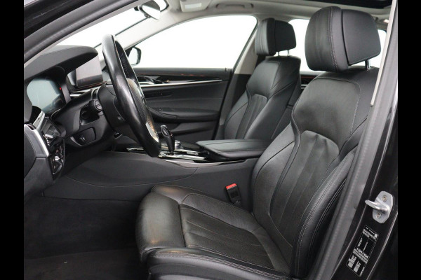 BMW 5 Serie Touring 520i High Executive | Panoramadak | Trekhaak | Head-Up | Stoelventilatie | Stoel & Stuurverwarming | Adaptive cruise | Navigatie | DAB+ | Carplay | Sfeerverlichting | Park assist | Climate control