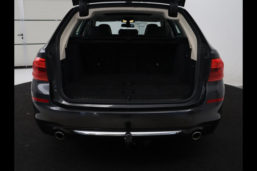 BMW 5 Serie Touring 520i High Executive | Panoramadak | Trekhaak | Head-Up | Stoelventilatie | Stoel & Stuurverwarming | Adaptive cruise | Navigatie | DAB+ | Carplay | Sfeerverlichting | Park assist | Climate control