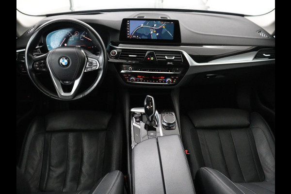 BMW 5 Serie Touring 520i High Executive | Panoramadak | Trekhaak | Head-Up | Stoelventilatie | Stoel & Stuurverwarming | Adaptive cruise | Navigatie | DAB+ | Carplay | Sfeerverlichting | Park assist | Climate control
