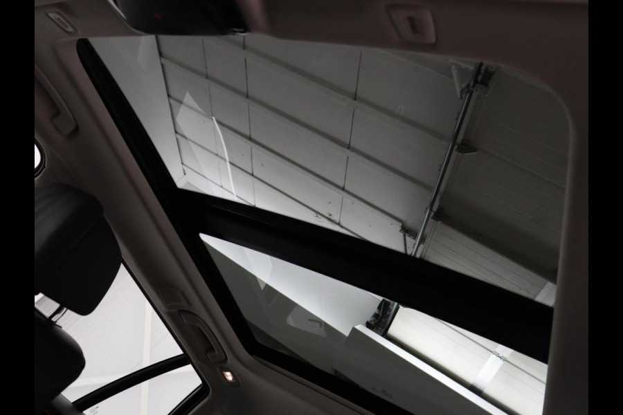 BMW 5 Serie Touring 520i High Executive | Panoramadak | Trekhaak | Head-Up | Stoelventilatie | Stoel & Stuurverwarming | Adaptive cruise | Navigatie | DAB+ | Carplay | Sfeerverlichting | Park assist | Climate control