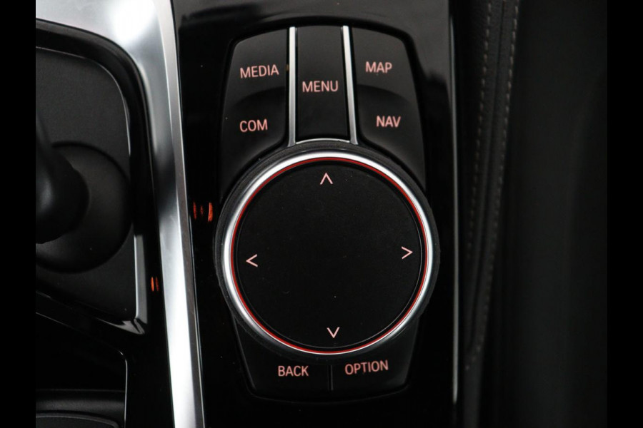 BMW 5 Serie Touring 520i High Executive | Panoramadak | Trekhaak | Head-Up | Stoelventilatie | Stoel & Stuurverwarming | Adaptive cruise | Navigatie | DAB+ | Carplay | Sfeerverlichting | Park assist | Climate control