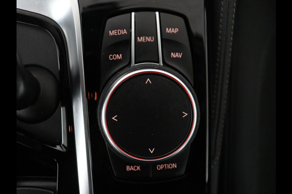 BMW 5 Serie Touring 520i High Executive | Panoramadak | Trekhaak | Head-Up | Stoelventilatie | Stoel & Stuurverwarming | Adaptive cruise | Navigatie | DAB+ | Carplay | Sfeerverlichting | Park assist | Climate control