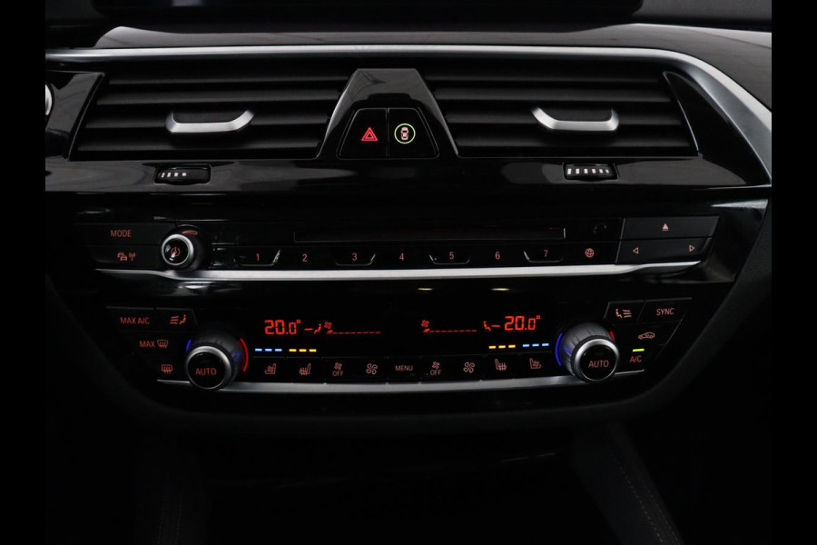 BMW 5 Serie Touring 520i High Executive | Panoramadak | Trekhaak | Head-Up | Stoelventilatie | Stoel & Stuurverwarming | Adaptive cruise | Navigatie | DAB+ | Carplay | Sfeerverlichting | Park assist | Climate control