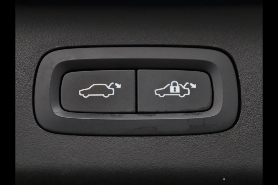 Lynk & Co 01 1.5 | SOH 88,3% | Panoramadak | Trekhaak | 360 Camera | Adaptive cruise | Climate control | Carplay | DAB+ | Bluetooth | Stoelverwarming | Sfeerverlichting | Park assist | Lane assist | Infinity audio | Rijstrookwissel waarschuwing