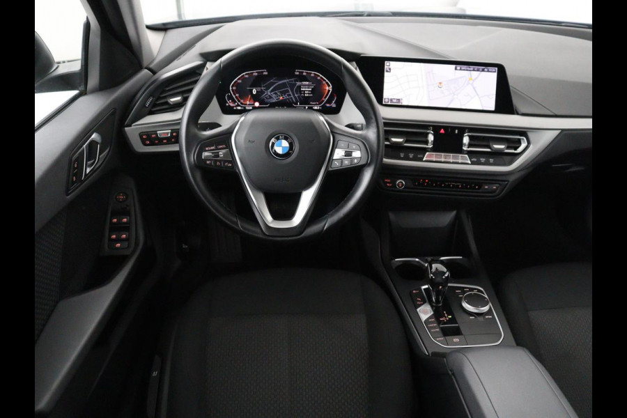 BMW 1-serie 116i Business Edition | Trekhaak | Cruise control | DAB+ | Bluetooth | Carplay | Climate control | Parkeerhulp | Virtual cockpit