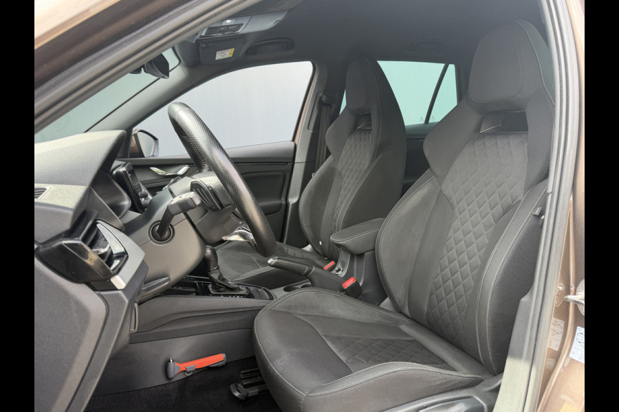 Škoda Kamiq BWJ 2021 | 1.0TSI 111PK Sport Bus AUTOMAAT | CLIMA | SPORTSTOELeN | CARPLAY | PDC 2X | ALCANTARA/STOF | 18'' LMV | PRIVACY GLASS | STOELVERW |