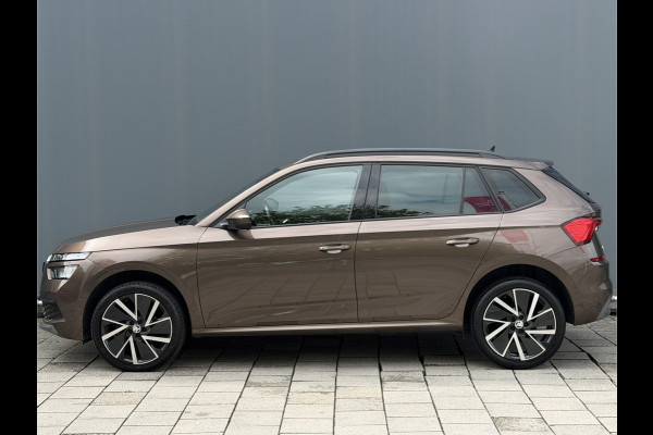 Škoda Kamiq BWJ 2021 | 1.0TSI 111PK Sport Bus AUTOMAAT | CLIMA | SPORTSTOELeN | CARPLAY | PDC 2X | ALCANTARA/STOF | 18'' LMV | PRIVACY GLASS | STOELVERW |