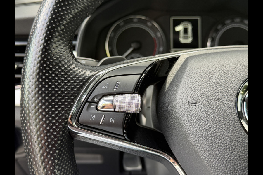 Škoda Kamiq BWJ 2021 | 1.0TSI 111PK Sport Bus AUTOMAAT | CLIMA | SPORTSTOELeN | CARPLAY | PDC 2X | ALCANTARA/STOF | 18'' LMV | PRIVACY GLASS | STOELVERW |