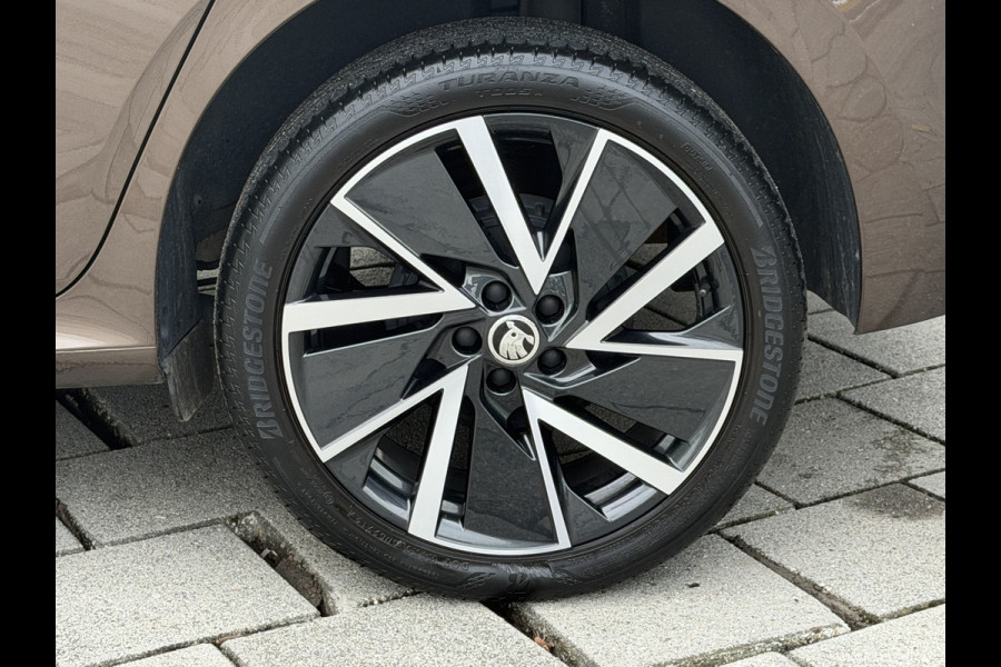 Škoda Kamiq BWJ 2021 | 1.0TSI 111PK Sport Bus AUTOMAAT | CLIMA | SPORTSTOELeN | CARPLAY | PDC 2X | ALCANTARA/STOF | 18'' LMV | PRIVACY GLASS | STOELVERW |