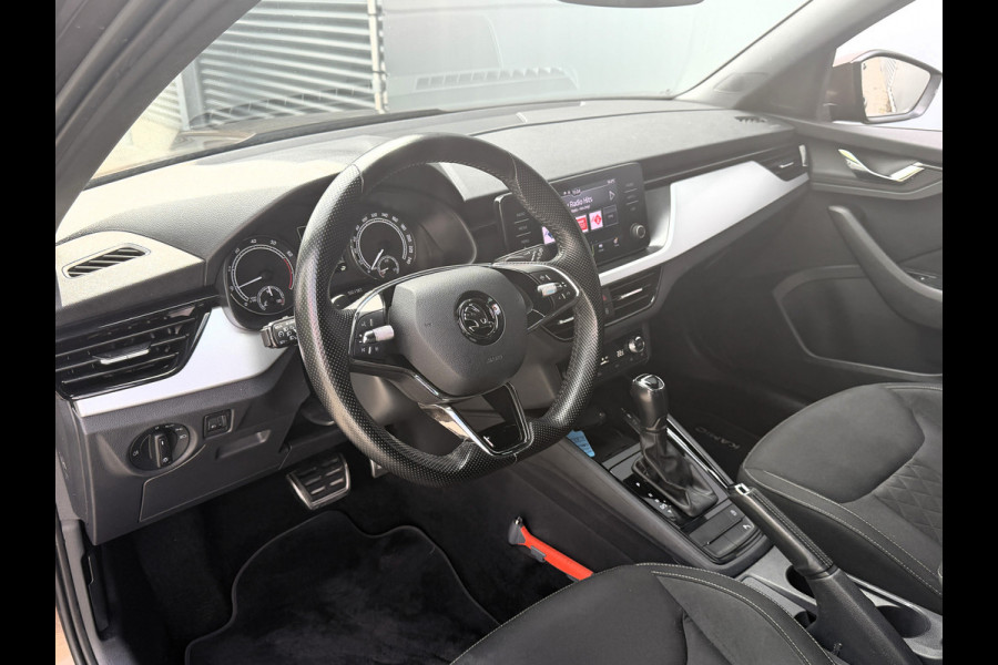 Škoda Kamiq BWJ 2021 | 1.0TSI 111PK Sport Bus AUTOMAAT | CLIMA | SPORTSTOELeN | CARPLAY | PDC 2X | ALCANTARA/STOF | 18'' LMV | PRIVACY GLASS | STOELVERW |