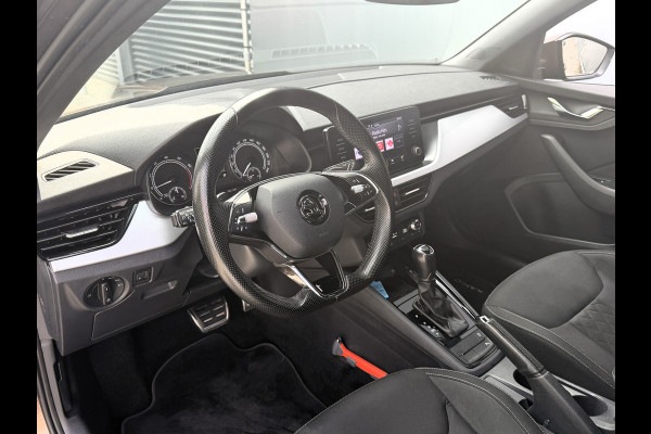 Škoda Kamiq BWJ 2021 | 1.0TSI 111PK Sport Bus AUTOMAAT | CLIMA | SPORTSTOELeN | CARPLAY | PDC 2X | ALCANTARA/STOF | 18'' LMV | PRIVACY GLASS | STOELVERW |