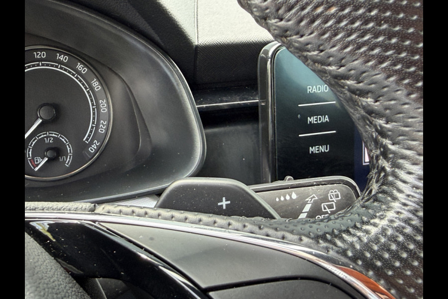 Škoda Kamiq BWJ 2021 | 1.0TSI 111PK Sport Bus AUTOMAAT | CLIMA | SPORTSTOELeN | CARPLAY | PDC 2X | ALCANTARA/STOF | 18'' LMV | PRIVACY GLASS | STOELVERW |