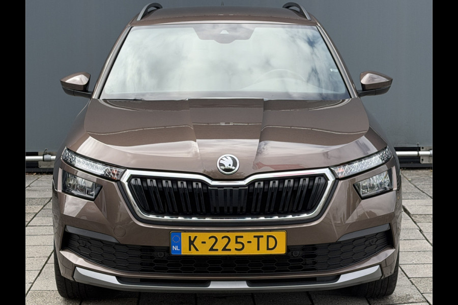 Škoda Kamiq BWJ 2021 | 1.0TSI 111PK Sport Bus AUTOMAAT | CLIMA | SPORTSTOELeN | CARPLAY | PDC 2X | ALCANTARA/STOF | 18'' LMV | PRIVACY GLASS | STOELVERW |