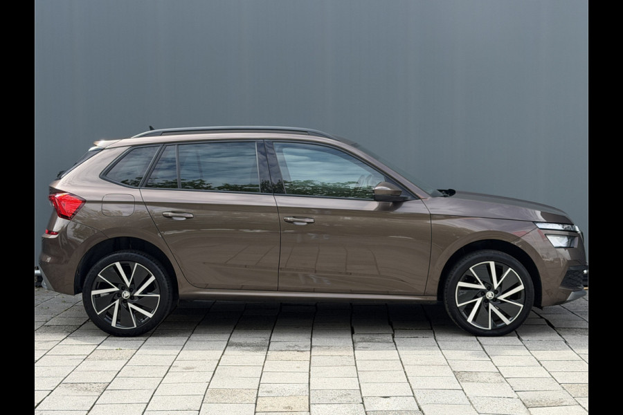Škoda Kamiq BWJ 2021 | 1.0TSI 111PK Sport Bus AUTOMAAT | CLIMA | SPORTSTOELeN | CARPLAY | PDC 2X | ALCANTARA/STOF | 18'' LMV | PRIVACY GLASS | STOELVERW |