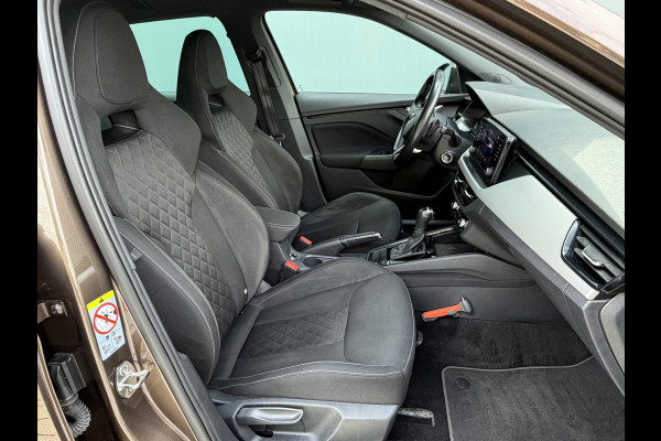 Škoda Kamiq BWJ 2021 | 1.0TSI 111PK Sport Bus AUTOMAAT | CLIMA | SPORTSTOELeN | CARPLAY | PDC 2X | ALCANTARA/STOF | 18'' LMV | PRIVACY GLASS | STOELVERW |