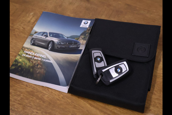 BMW 3 Serie Touring 318i Luxury Edition [SCHUIFKANTELDAK, APPLE CARPLAY, MEMORY SEATS, STOELVERWARMING, 360 CAMERA, VOL LEDER, PDC V+A, NAVIGATIE PROFESSIONAL, CLIMATE, ELEKTRISCHE ACHTERKLEP, LED, KEYLESS START, HIFI SOUND, NIEUWS