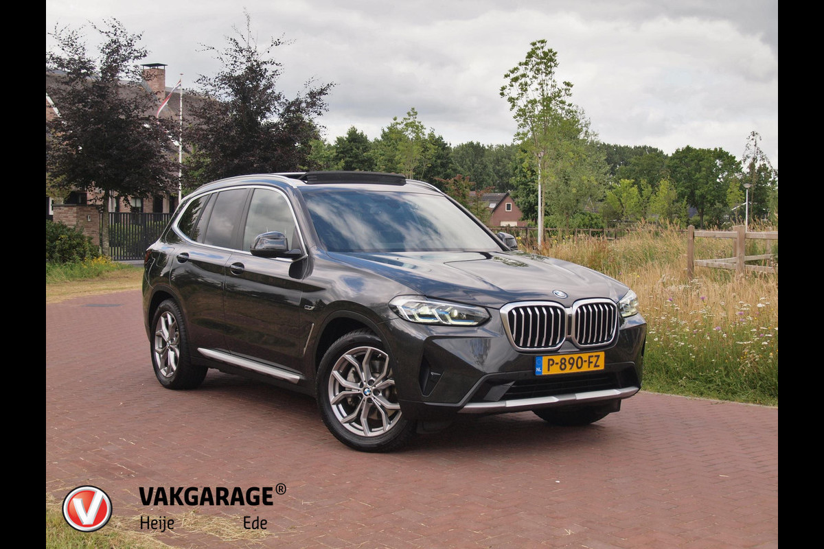 BMW X3 xDrive30e Business Edition Plus | Panoramadak | Head-Up Display | Camera | Sfeerverlichting | LED-Laser |